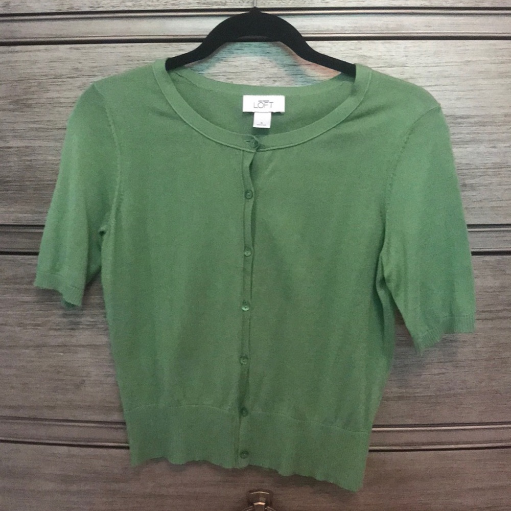 Short sleeve sweater.